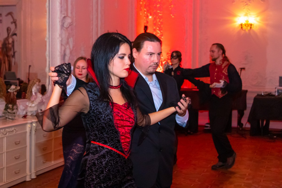 Некоторые гости пришли большой компанией, а кто пришел один - охотно общался с другими и знакомился во время танца