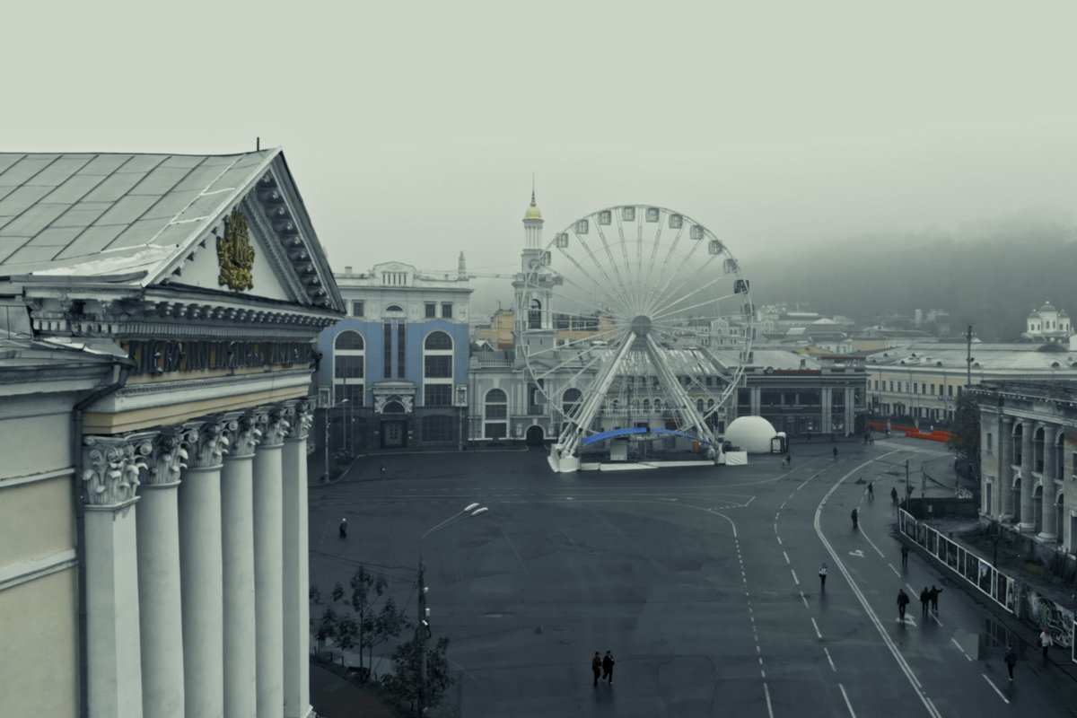 Туман занимает все пространство, скрадывая привычные очертания города