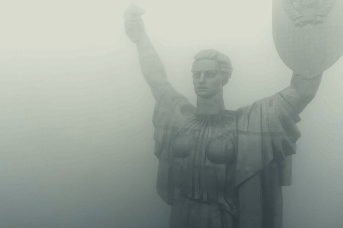 О чем говорить, если даже такая громадина, как Родина-мать, теряется в белесой пелене