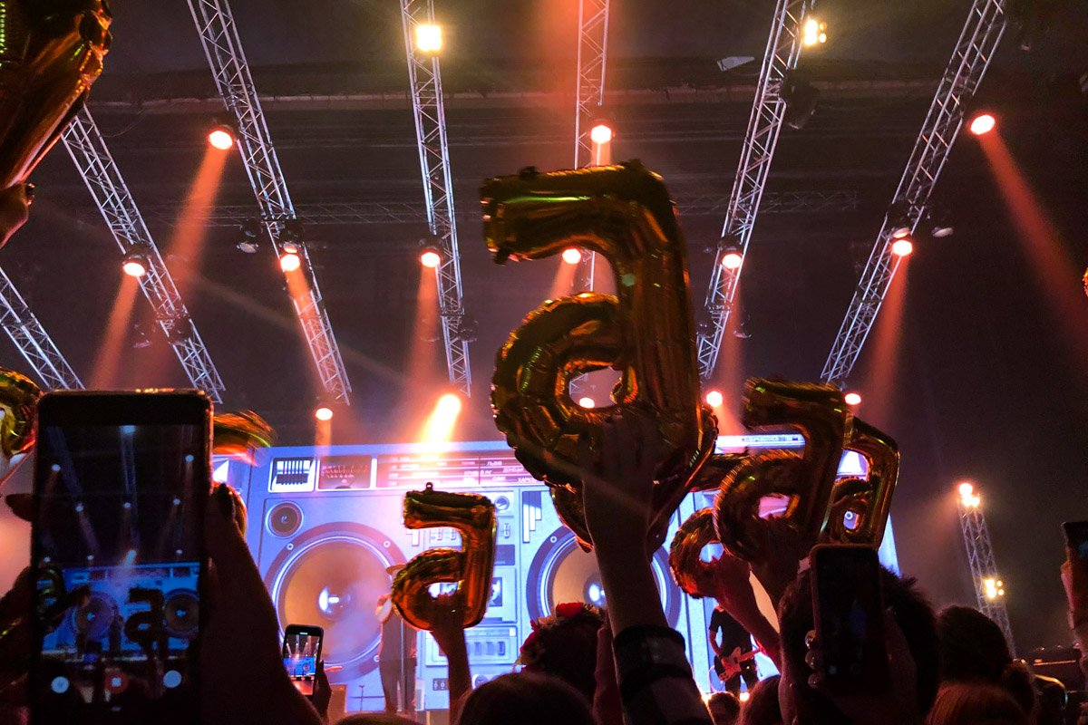 На первой песне в зал запустили шары с буквой Б На первой песне в зал запустили шары с буквой Б