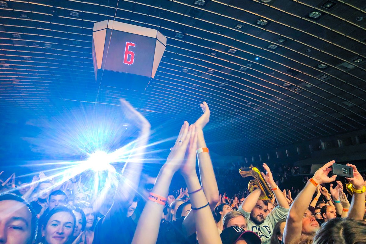 «На восьмом этаже - пати в неглиже» «На восьмом этаже - пати в неглиже»