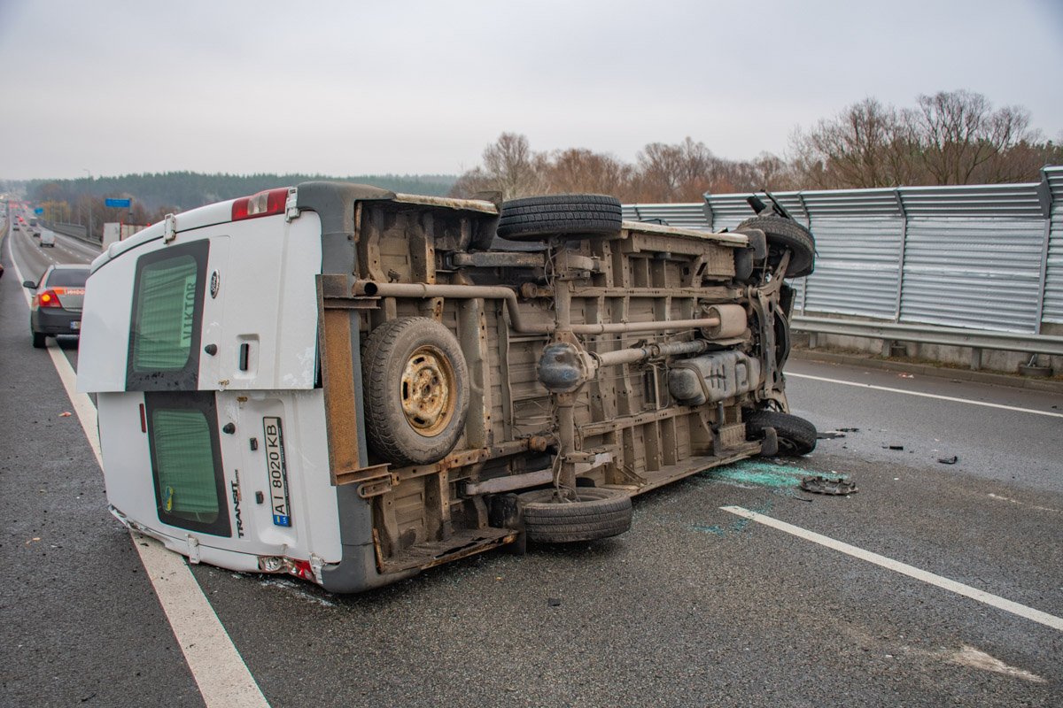 Под Киевом перевернулся микроавтобус Под Киевом перевернулся микроавтобус
