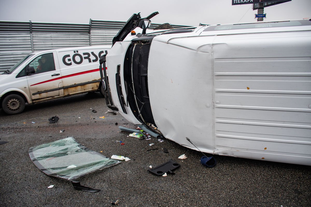 Ford наехал на отбойник и перевернулся Ford наехал на отбойник и перевернулся