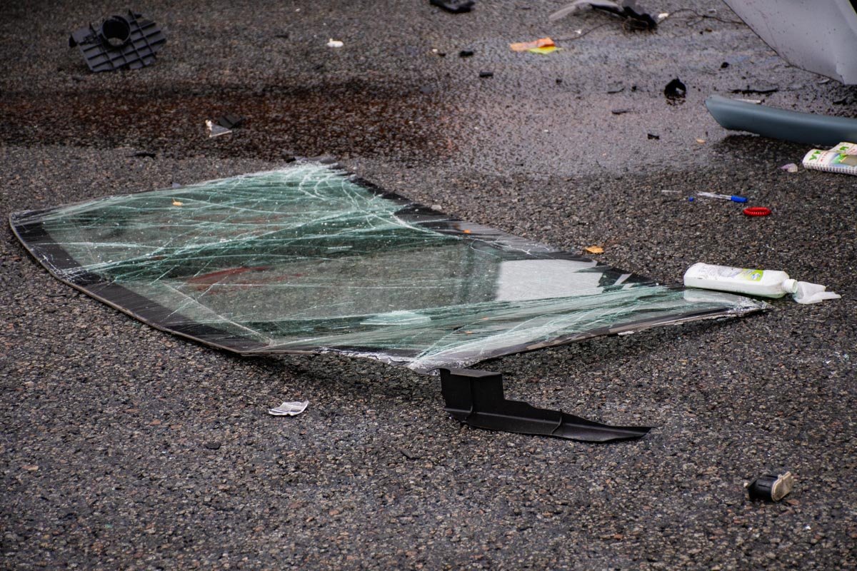 На месте ДТП видны следы крови водителя На месте ДТП видны следы крови водителя