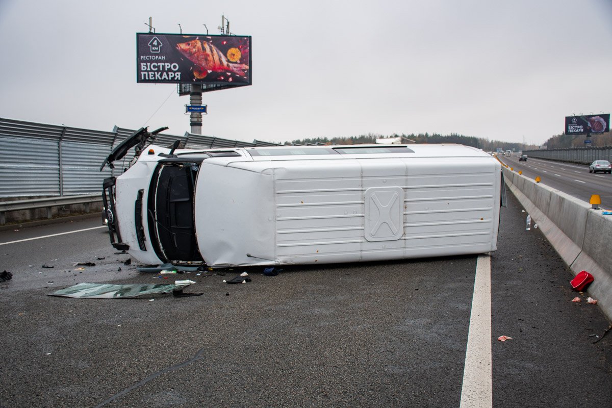 Микроавтобус перевернулся и несколько раз обернулся вокруг своей оси Микроавтобус перевернулся и несколько раз обернулся вокруг своей оси