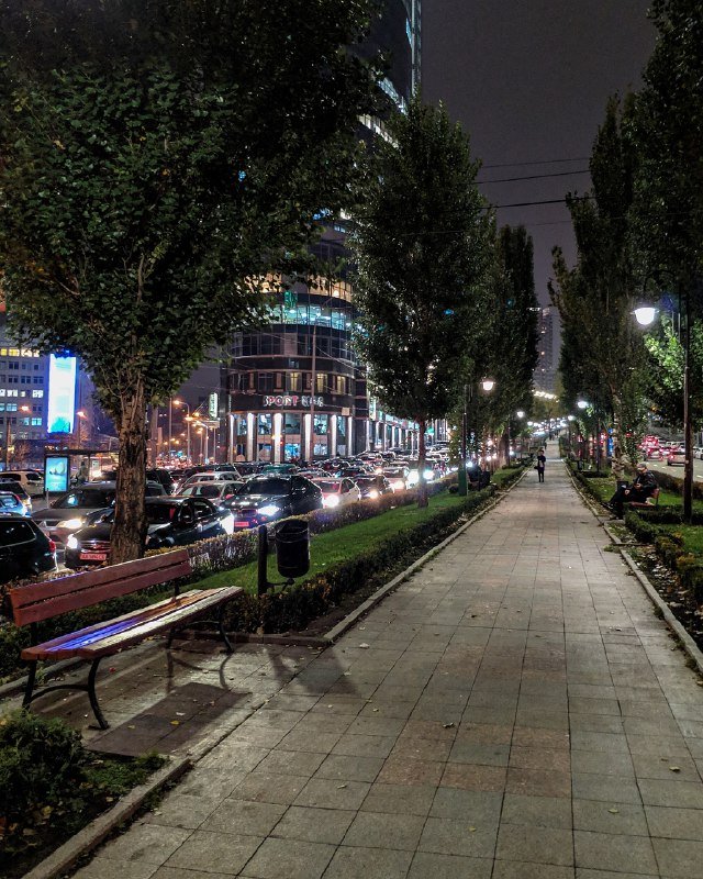 Сотни фонариков тех, кто куда-то спешит, кто чего-то ждет запечатлел @moreus_drake