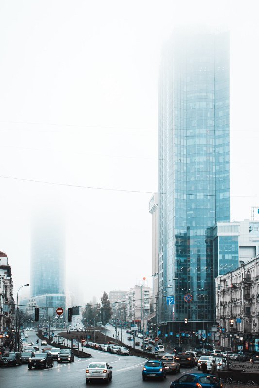 Высотки прячутся в небе. Фото @max_torpan