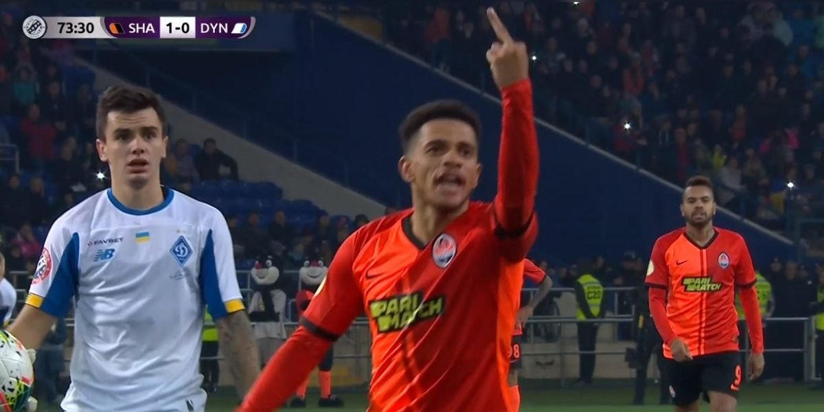 Провокации болельщиков "Динамо" заставили Тайсона сначала показать средний палец гостевому сектору