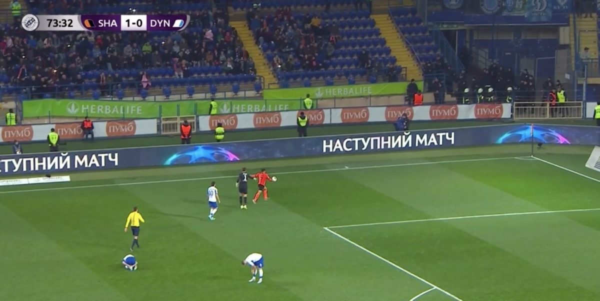 ... а затем - выбить мяч на трибуны