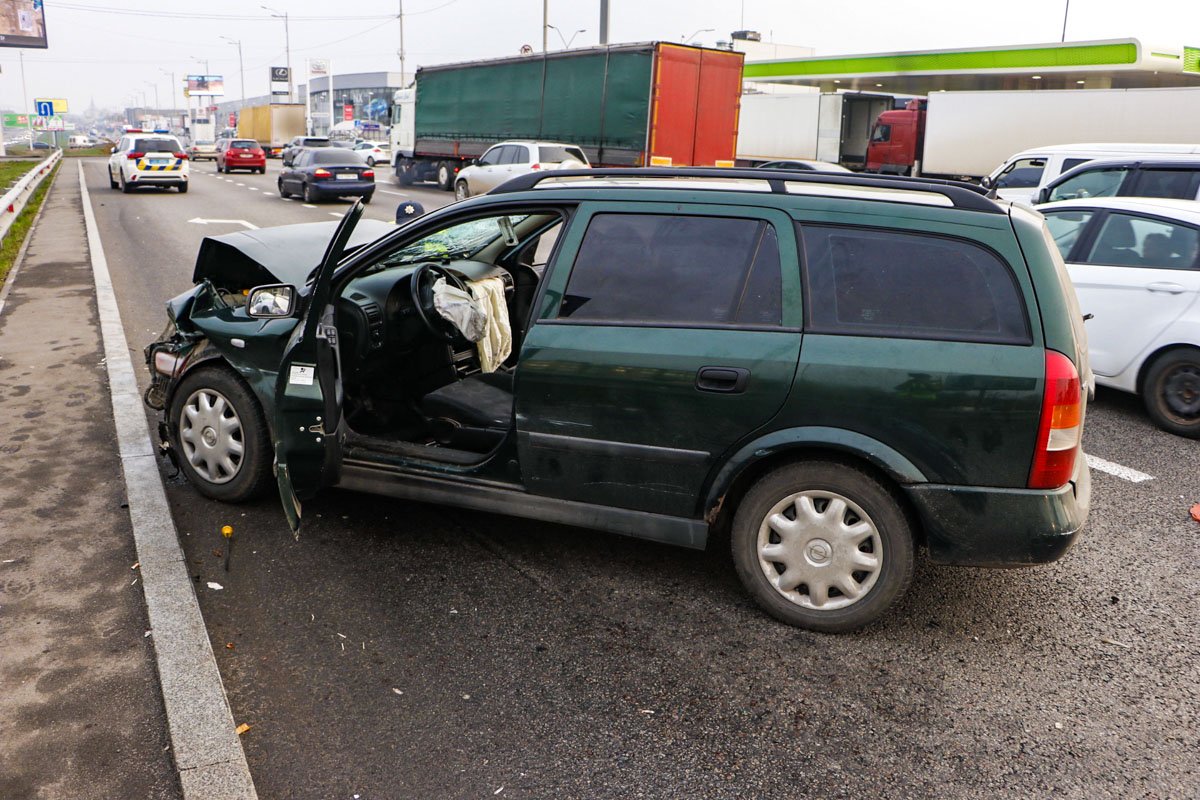 10 ноября в Киеве на большой кольцевой дороге, в районе улицы Семьи Сосниных, произошло ДТП с пострадавшими 10 ноября в Киеве на большой кольцевой дороге, в районе улицы Семьи Сосниных, произошло ДТП с пострадавшими