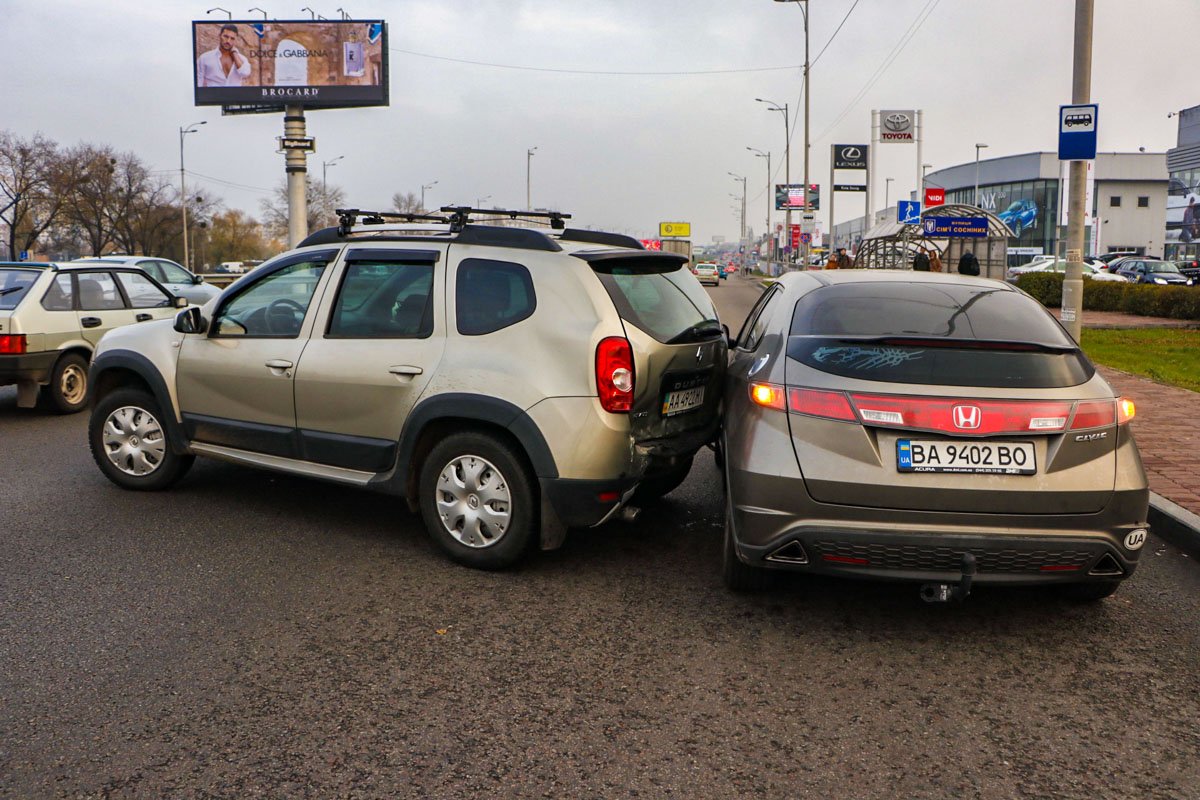 Повреждения получили три автомобиля Повреждения получили три автомобиля