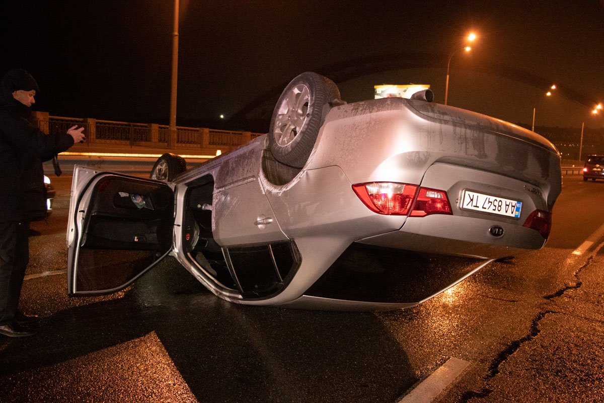 В Киеве на Набережно-Рыбальской перевернулась Kia Magentis В Киеве на Набережно-Рыбальской перевернулась Kia Magentis