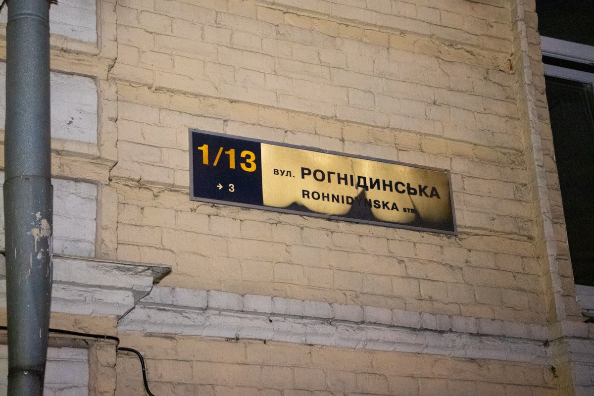 В центре Киева парень выпрыгнул с третьего этажа, перед этим прокусив руку знакомому