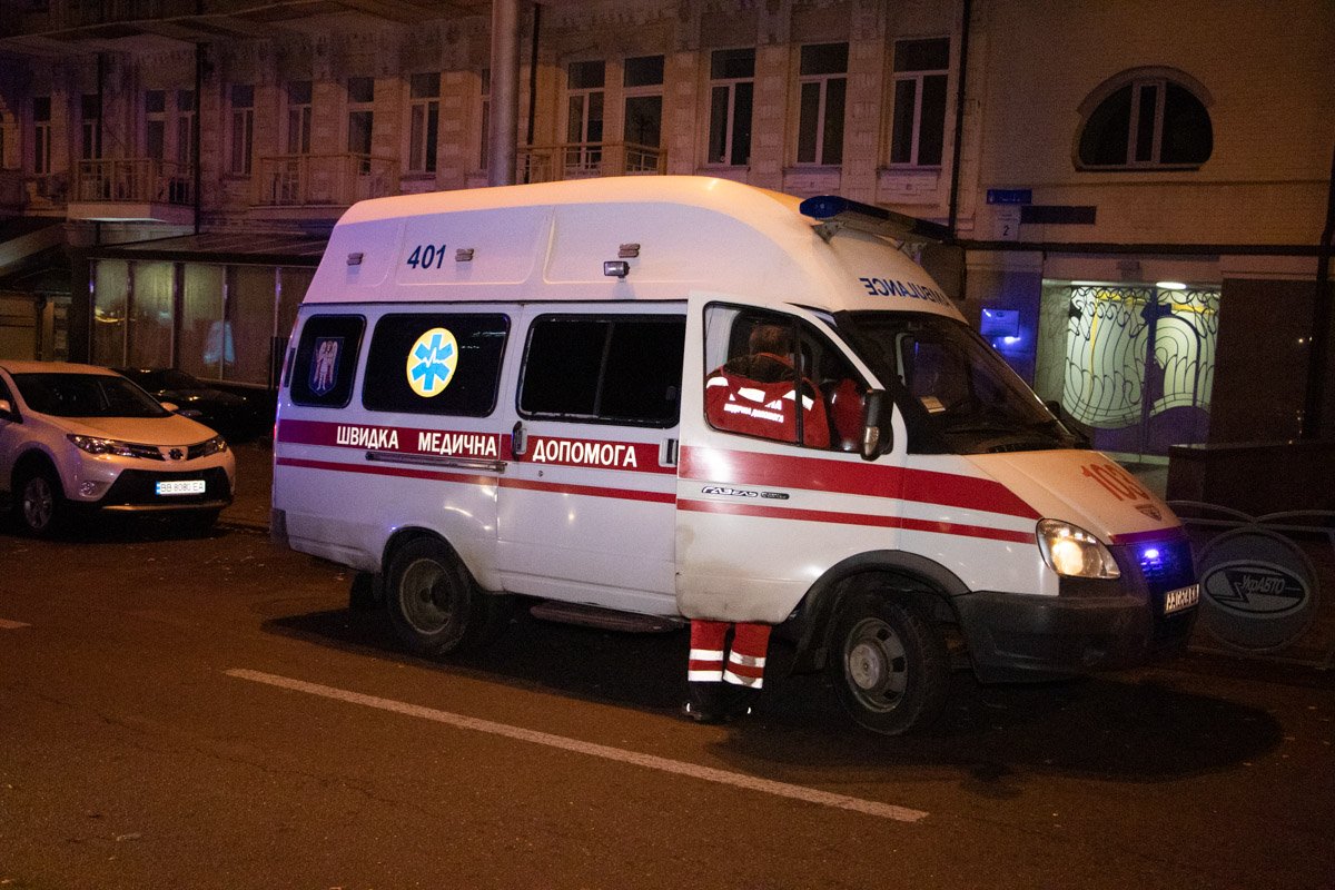 Парня увезла карета скорой помощи