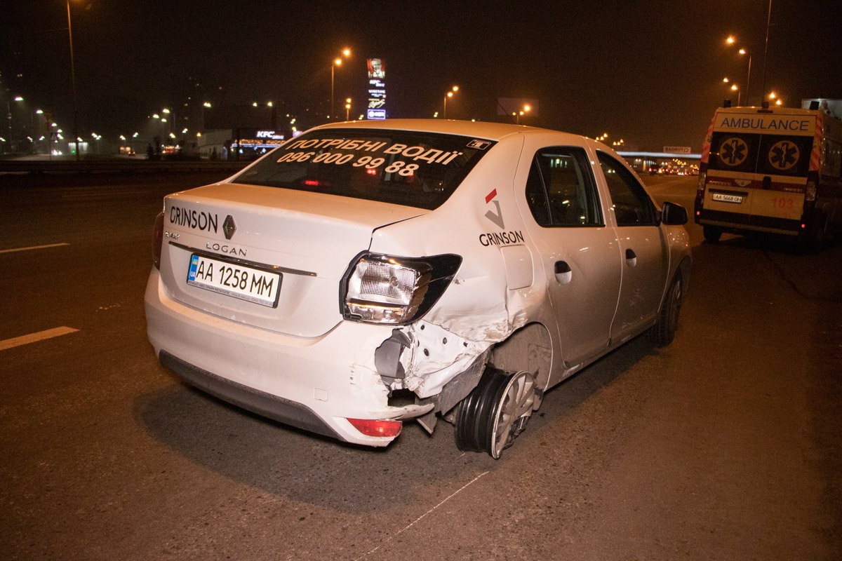 В Киеве на проспекте Николая Бажана произошло ДТП с участием двух автомобилей - Logan и Lexus В Киеве на проспекте Николая Бажана произошло ДТП с участием двух автомобилей - Logan и Lexus