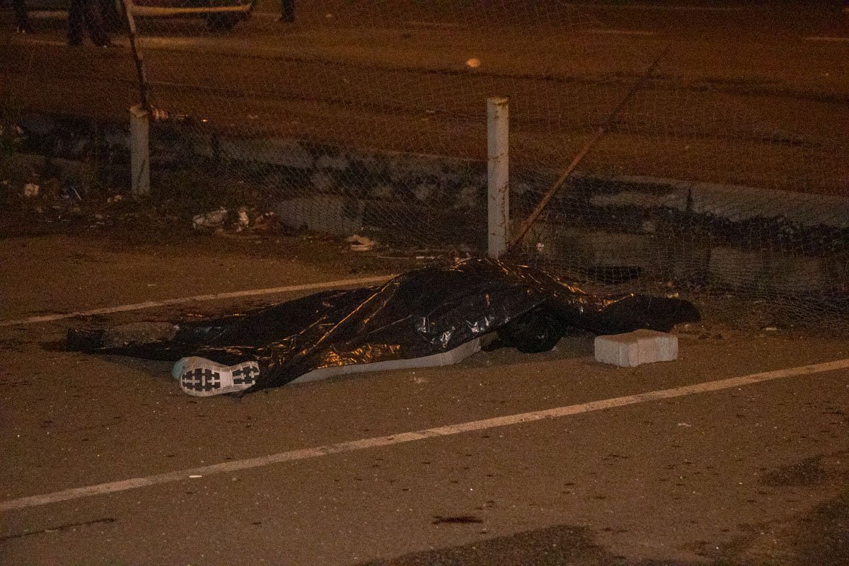 Авто сбило двух пешеходов. Девушка погибла на месте Авто сбило двух пешеходов. Девушка погибла на месте