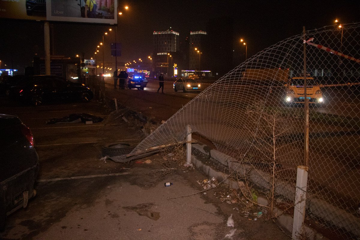 Авто также снесло забор и вылетело на парковку прежде чем остановилось Авто также снесло забор и вылетело на парковку прежде чем остановилось