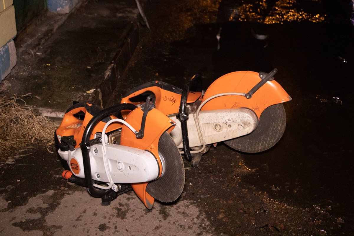 Спасателям пришлось вскрывать торговые помещения