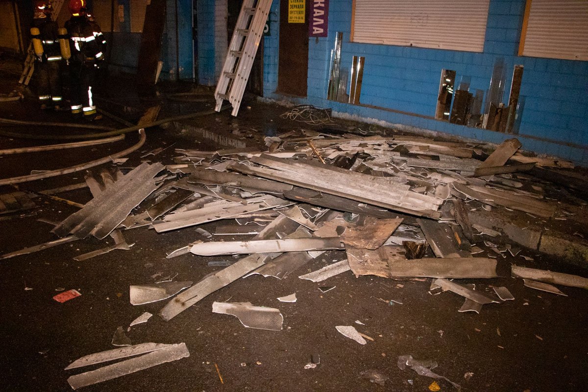 На месте помимо пожарных также работали медики и полицейские