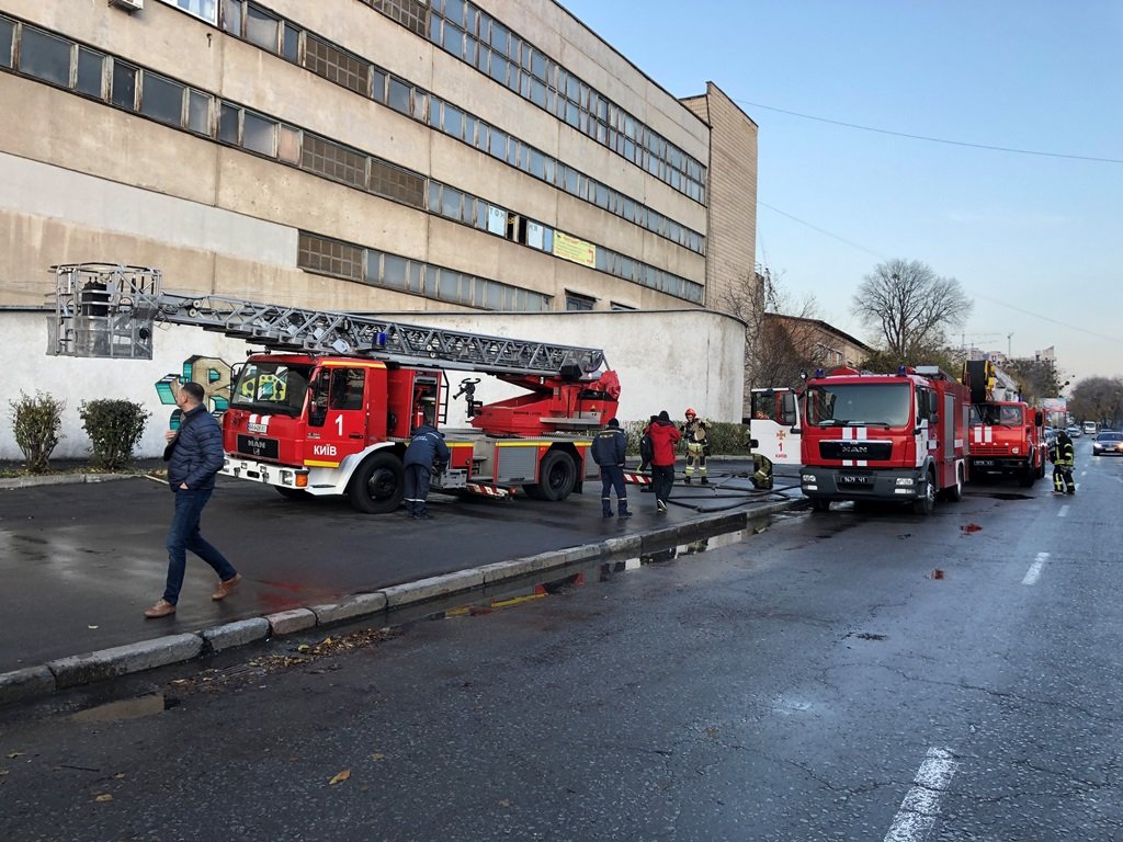 По адресу Железнодорожное шоссе, 25 горел четвертый уровень гаражно-ремонтного кооператива