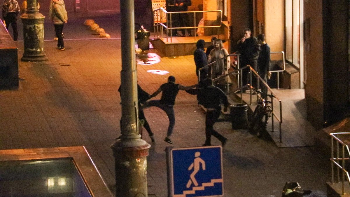 Компания из троих мужчин начала драться между собой