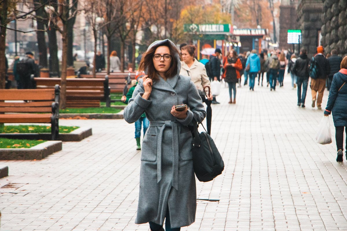 В красивом пальто начинаешь увереннее шагать по городу В красивом пальто начинаешь увереннее шагать по городу