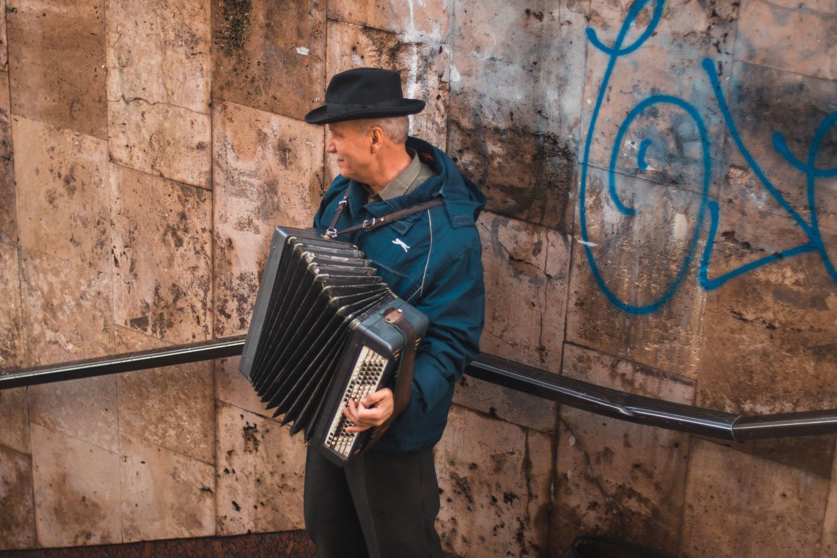 Этот дедушка всегда поднимает настроение на выходе из метро на Льва Толстого Этот дедушка всегда поднимает настроение на выходе из метро на Льва Толстого