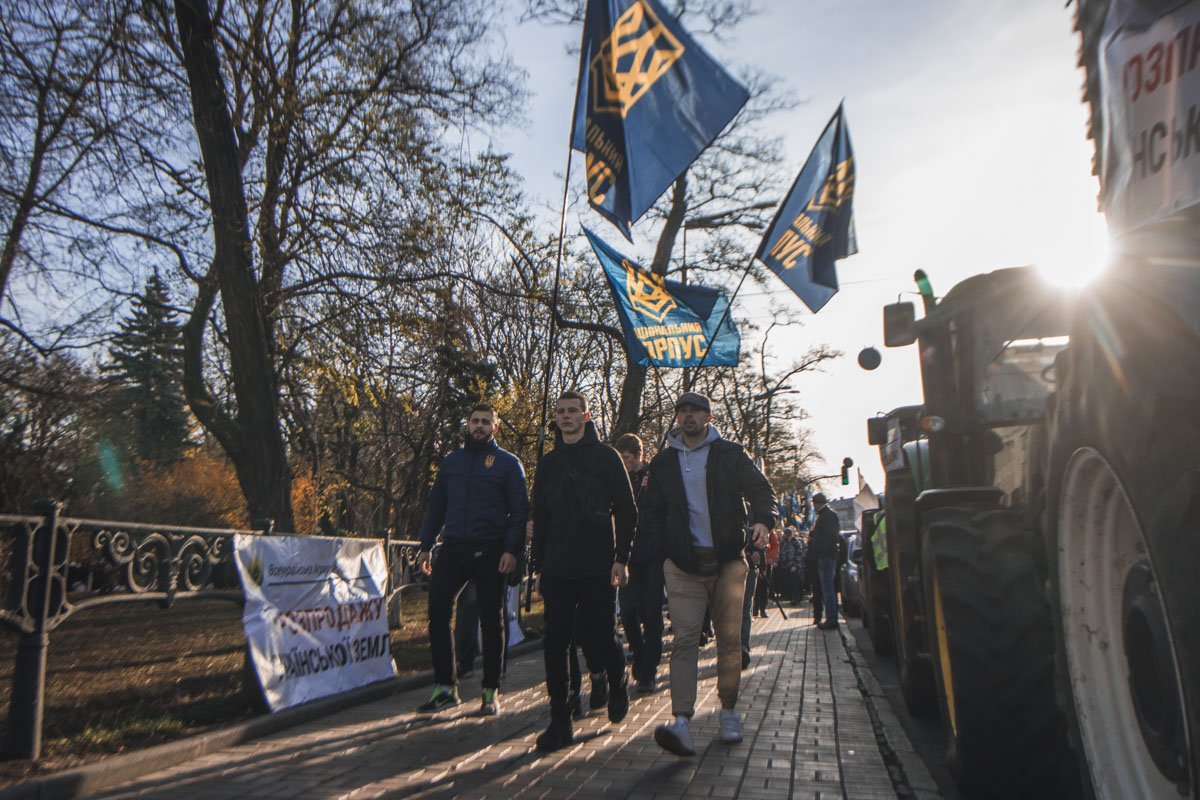 Национальный корпус идет на митинг