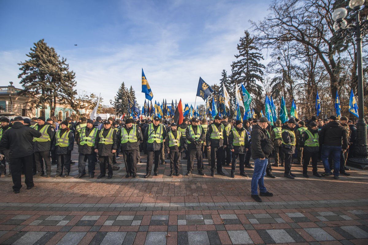 Кордон полиции разделяет два митинга