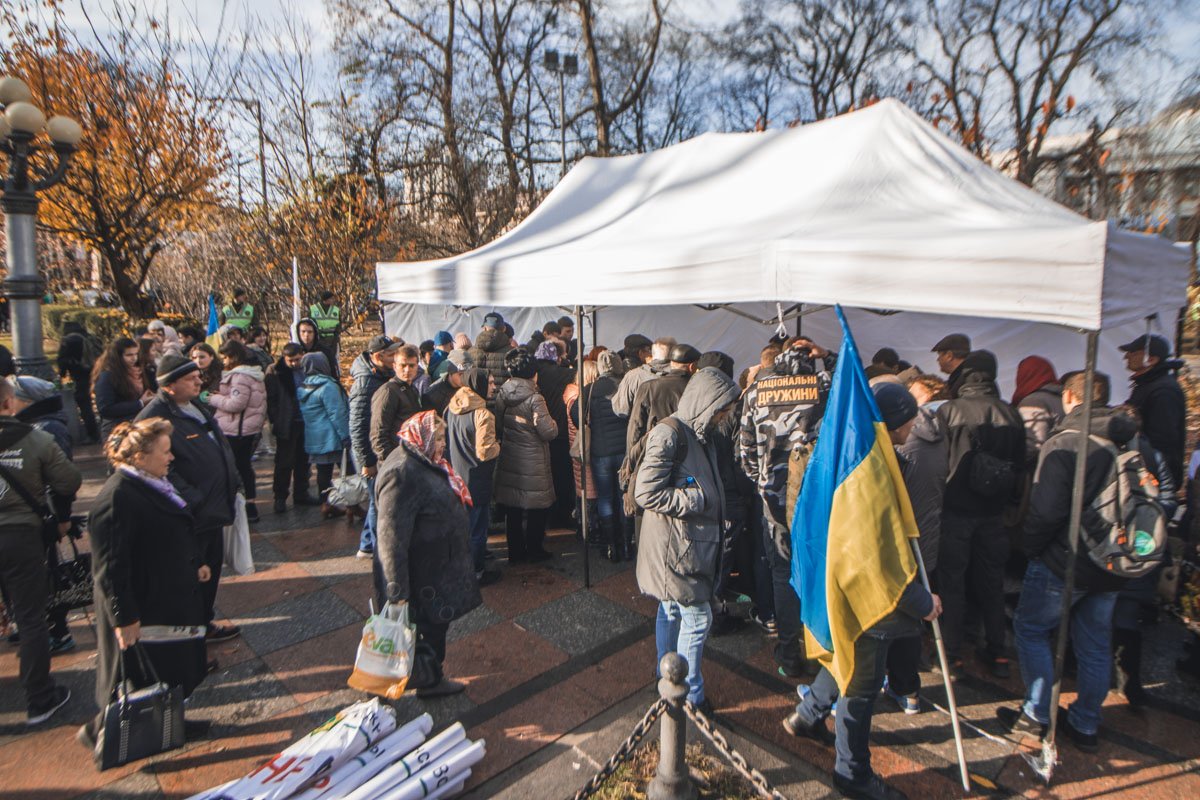 Участники митинга угощаются чаем