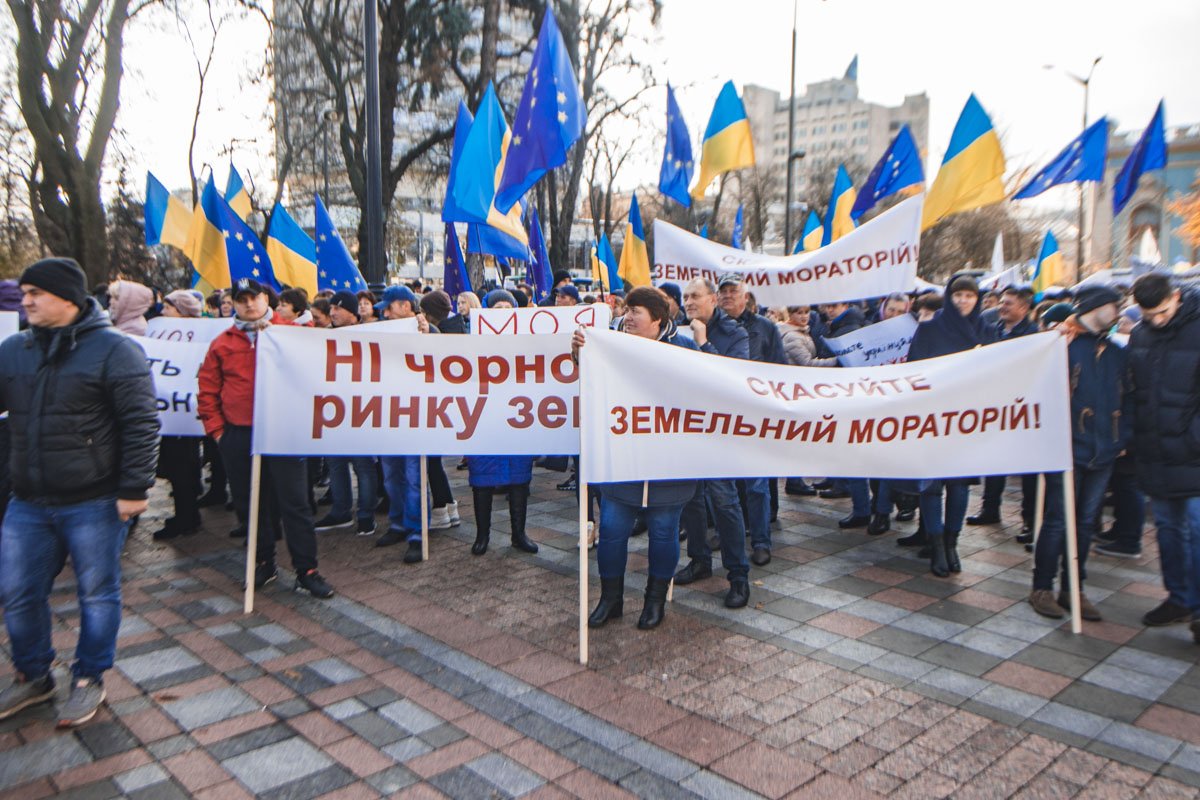 Флагов и транспарантов в этот день под ВР было достаточно