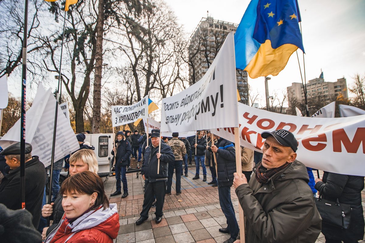 Митингующие выступают за продажу земли Украины