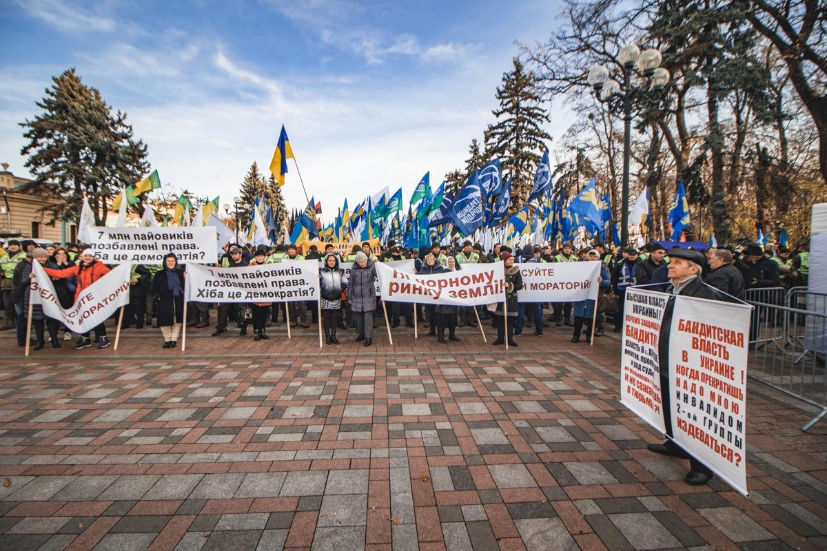 Во вторник под зданием Верховной Рады собралась очень разношерстная толпа