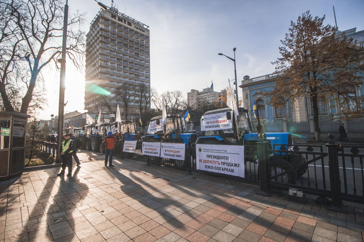 Противники законопроекта о продаже земли припарковали на улице Грушевского около 15 тракторов с плакатами
