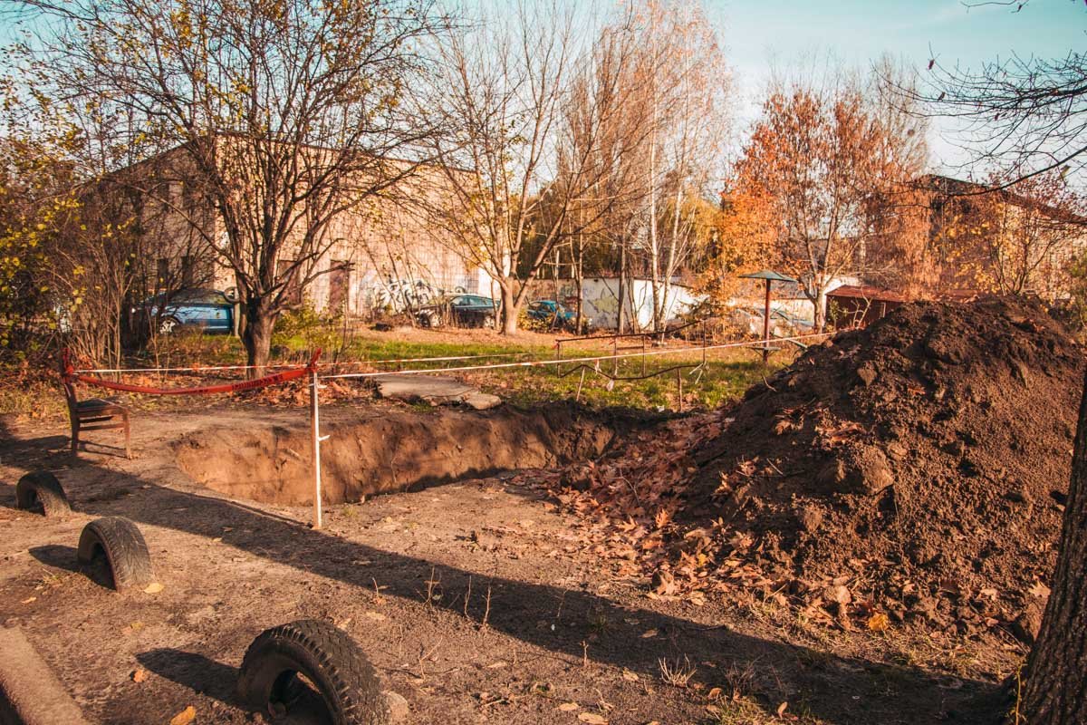 На территории двора несколько разрытых ям 