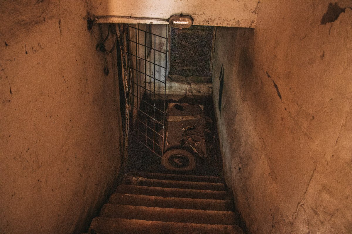 По словам жителей, в подвале также постоянно течет вода 