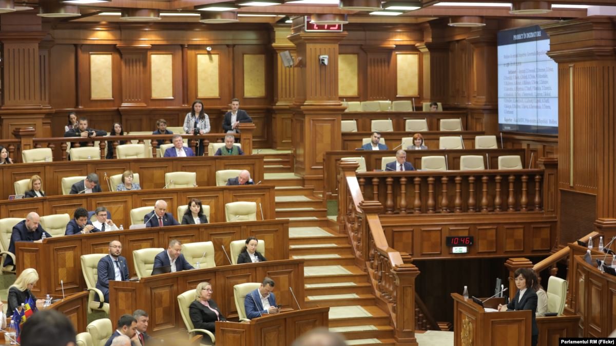Парламент Молдовы проголосовал вотум недоверия правительству под руководством Майи Санду