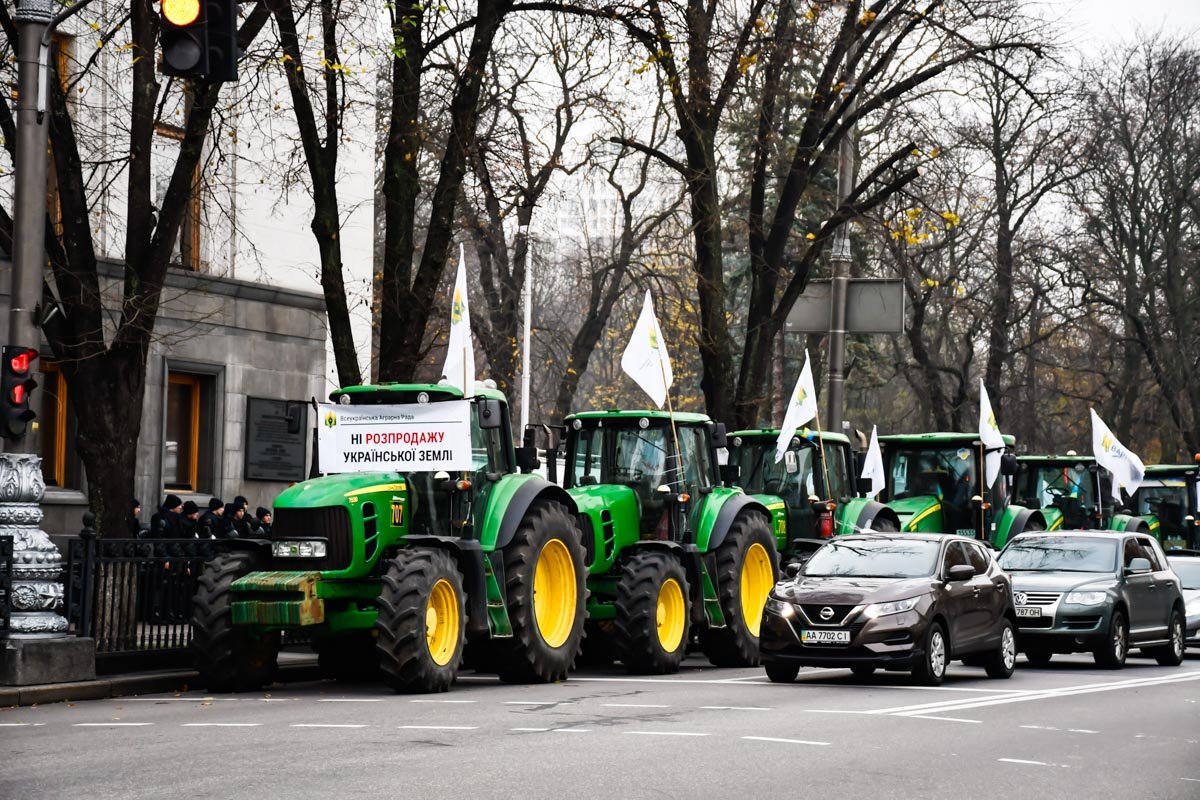 Участники акции пригнали под стены парламента тракторы Участники акции пригнали под стены парламента тракторы
