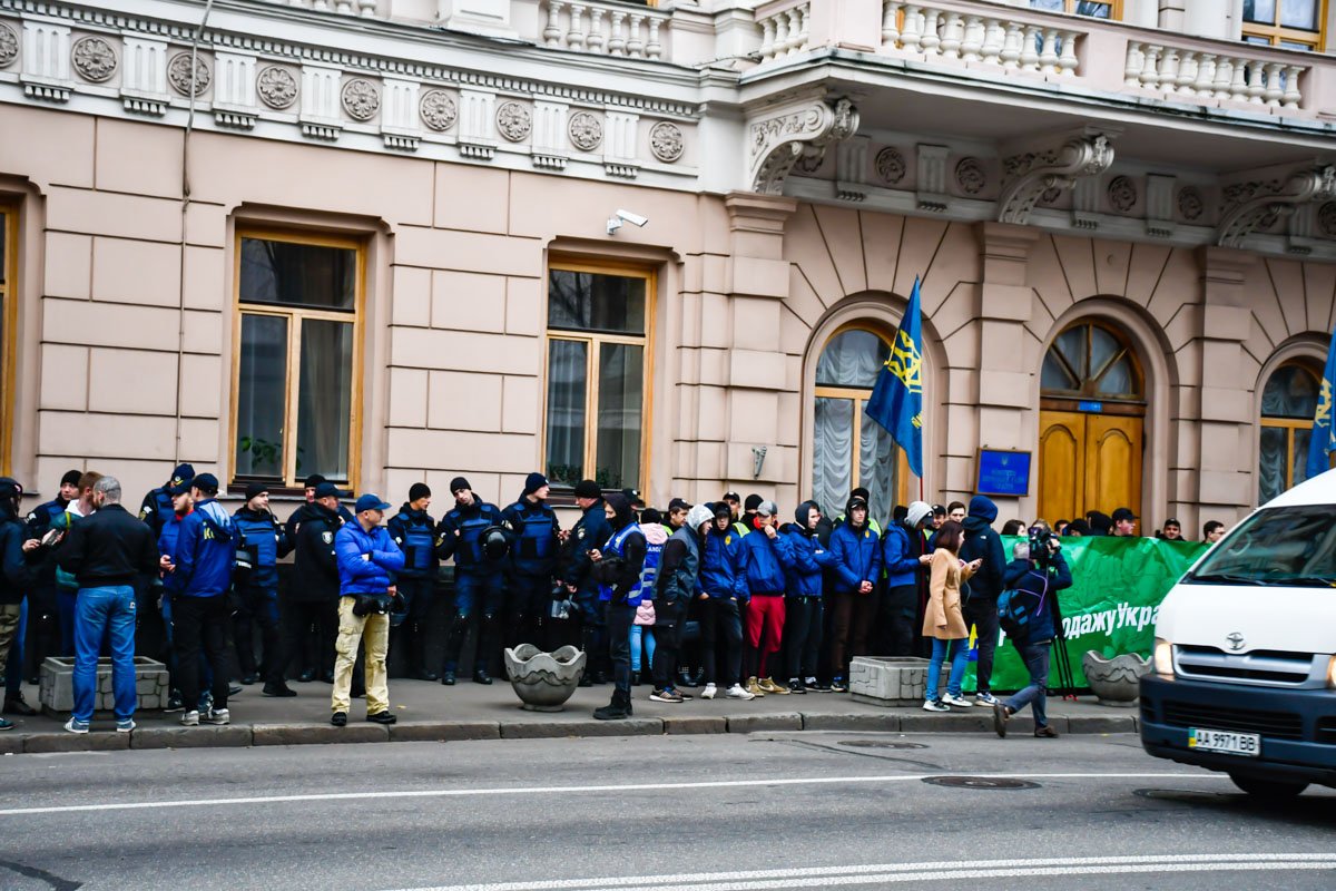 Напротив парламента, в свою очередь, собрались представители Национального корпуса Напротив парламента, в свою очередь, собрались представители Национального корпуса