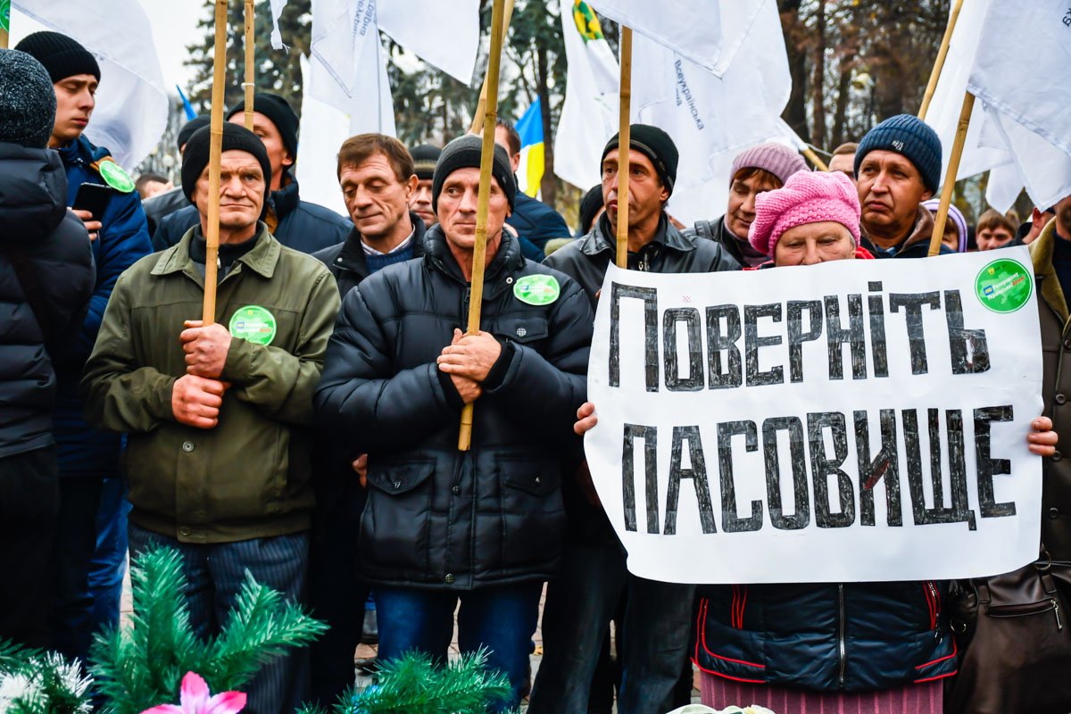 Под стенами Верховной Рады собрались представители аграрного сектора Под стенами Верховной Рады собрались представители аграрного сектора