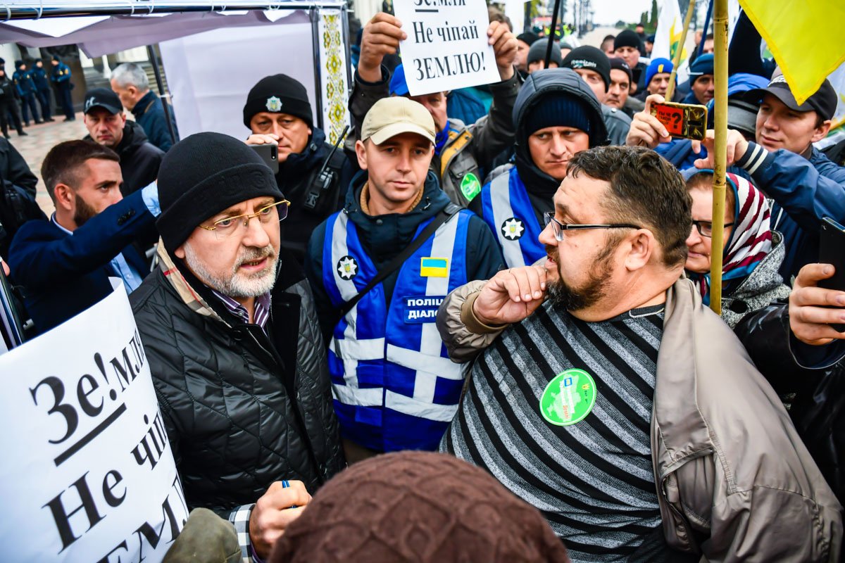 Митингующие оставили по сути один вход в здание парламента Митингующие оставили по сути один вход в здание парламента