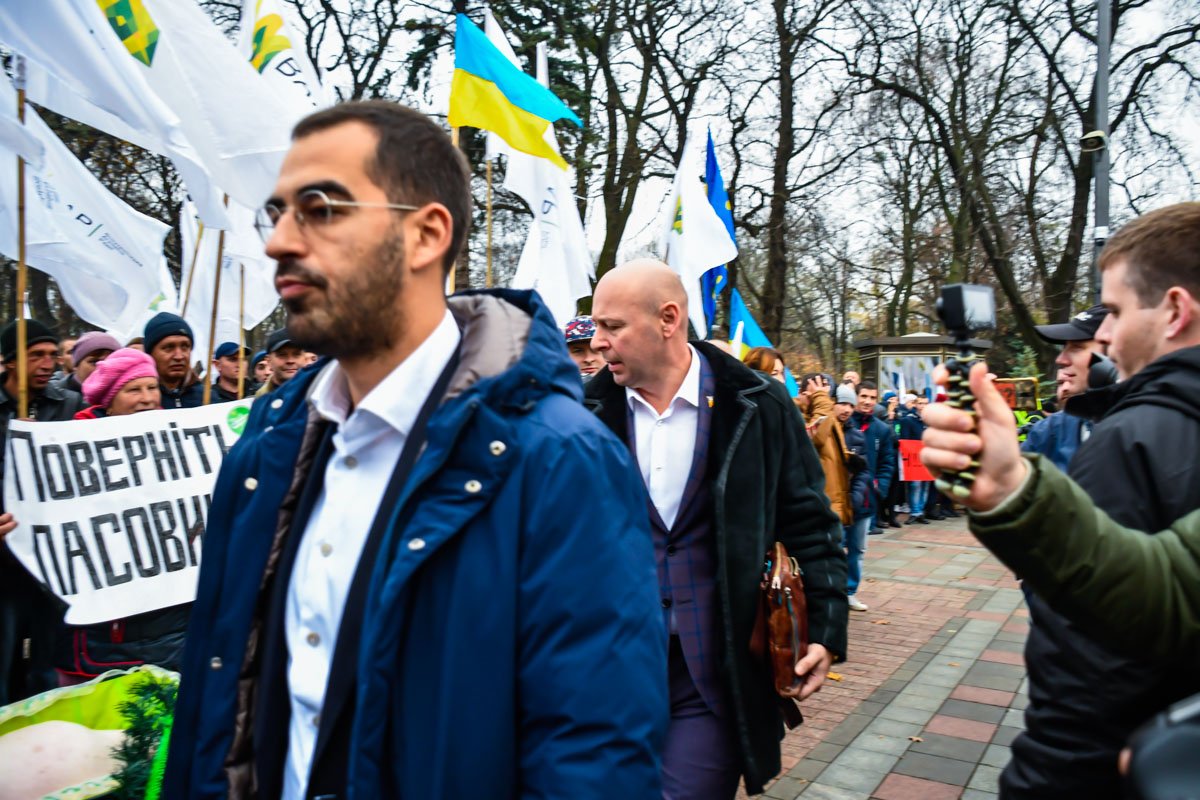 Депутаты проходили мимо подготовленного гроба Депутаты проходили мимо подготовленного гроба