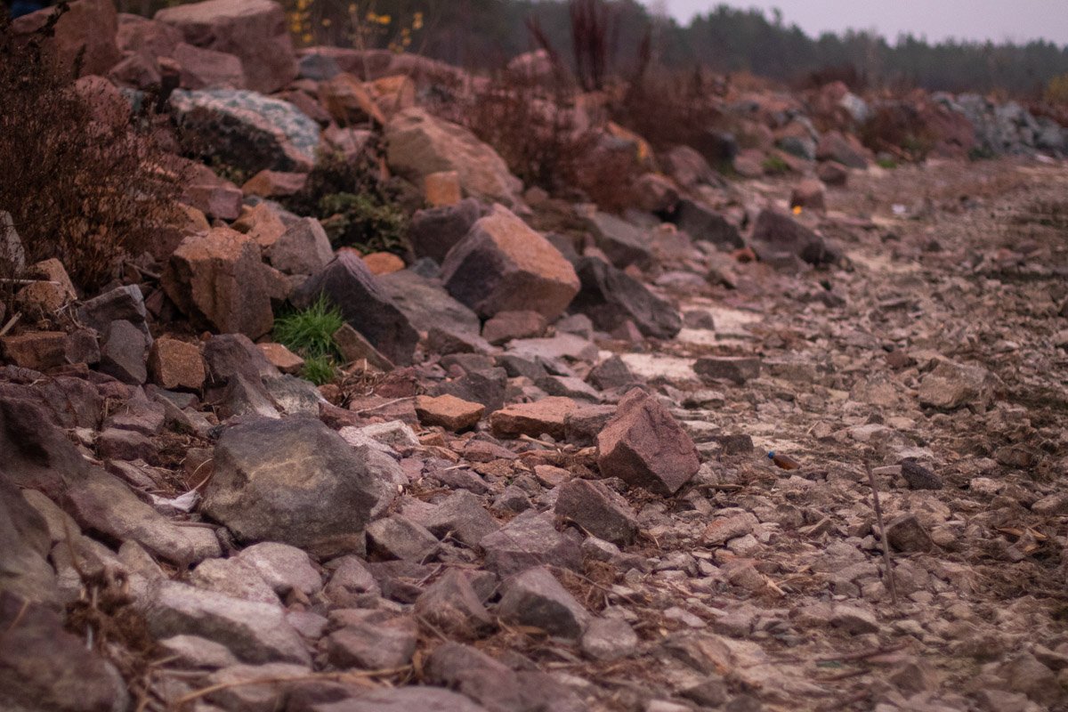 А возвращаясь в шумную столицу, ты наблюдаешь, как мимо пролетает неосязаемая синева и камни, камни, камни...