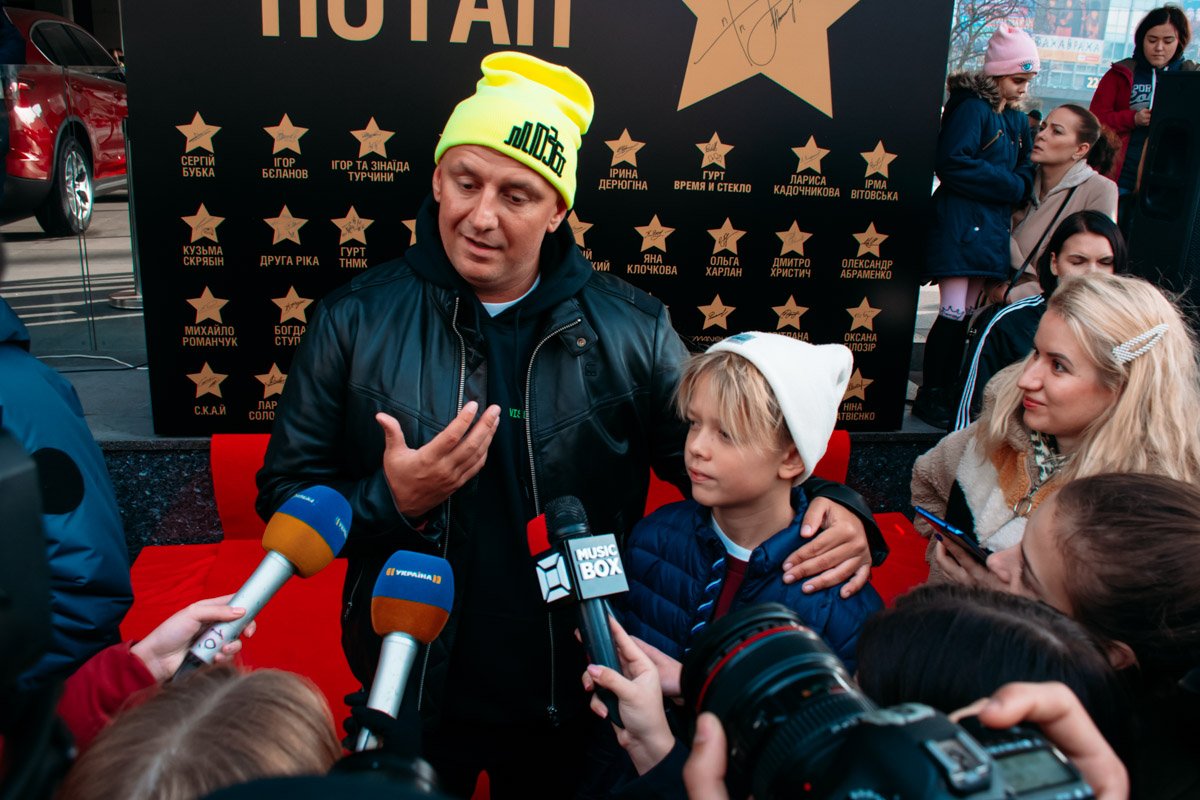 Сын Потапа рассказал, что долго ждал папиной "звезды" width="1200" height="800"><figcaption> Сын Потапа рассказал, что долго ждал папиной "звезды"
</figcaption></figure></p><p><figure class="image"><img class="wp-image-219276 size-full" title="Исполнитель первый потоптался по себе " src="https://cdn.informator.ua/@dp/media/kiev/2023/10/12/6528587eac86b.jpg" alt="Исполнитель первый потоптался по себе " width="1200" height="800"><figcaption> Исполнитель первый потоптался по себе
</figcaption></figure></p><p><figure class="image"><img class="wp-image-219273 size-full" title="Когда оказалась в нужное время в нужном месте " src="https://cdn.informator.ua/@dp/media/kiev/2023/10/12/6528587f0266c.jpg" alt="Когда оказалась в нужное время в нужном месте " width="1200" height="800"><figcaption> Когда оказалась в нужное время в нужном месте
</figcaption></figure></p><p><figure class="image"><img class="wp-image-219269 size-full" title="Разделяйте радость с родными " src="https://cdn.informator.ua/@dp/media/kiev/2023/10/12/6528587f4f093.jpg" alt="Разделяйте радость с родными " width="1200" height="800"><figcaption> Разделяйте радость с родными
</figcaption></figure></p><p><figure class="image"><img class="wp-image-219270 size-full" title="А теперь ждем, когда появится звезда Насти Каменских " src="https://cdn.informator.ua/@dp/media/kiev/2023/10/12/6528587fb003e.jpg" alt="А теперь ждем, когда появится звезда Насти Каменских " width="1200" height="800"><figcaption> А теперь ждем, когда появится звезда Насти Каменских
</figcaption></figure></p><p><figure class="image"><img class="wp-image-219256 size-full" title="Команда принимает поздравления " src="https://cdn.informator.ua/@dp/media/kiev/2023/10/12/6528588007cdd.jpg" alt="Команда принимает поздравления " width="1200" height="800"><figcaption> Команда принимает поздравления
</figcaption></figure></p><p><figure class="image"><img class="wp-image-219264 size-full" title="Самые теплые взгляды фанатов Потапа " src="https://cdn.informator.ua/@dp/media/kiev/2023/10/12/652858805174b.jpg" alt="Самые теплые взгляды фанатов Потапа " width="1200" height="800"><figcaption> Самые теплые взгляды фанатов Потапа
</figcaption></figure></p><p><figure class="image"><img class="wp-image-219266 size-full" title=