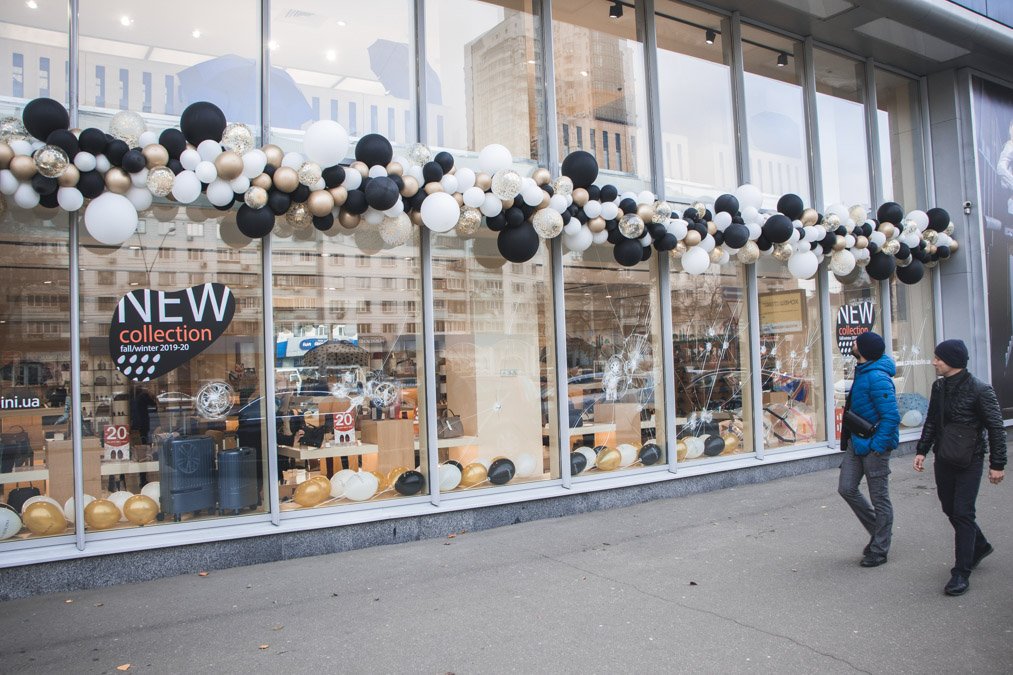 Здесь также закрасили надпись "Москалі", однако витрина по прежнему разбита Здесь также закрасили надпись "Москалі", однако витрина по прежнему разбита