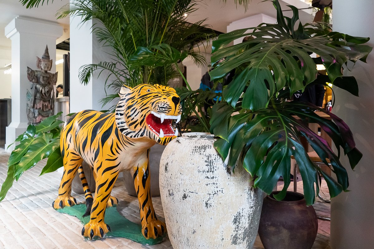На входе гостей встречает тигр прямиком из Таиланда. Фото - Village-Украина