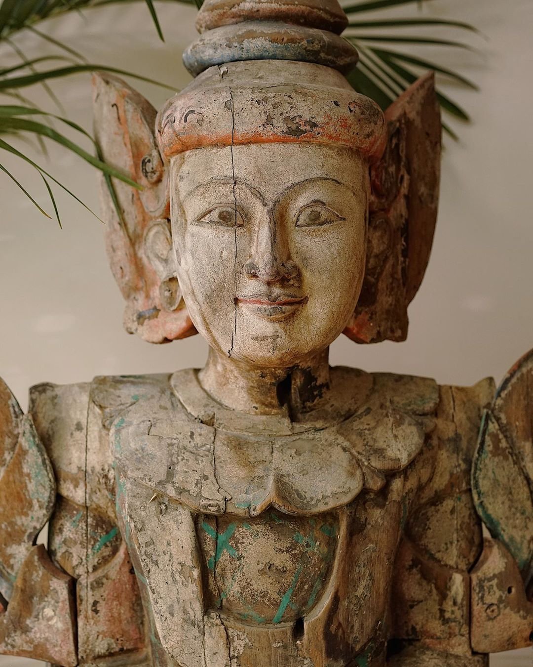 Да и внутри заведения немало скульптур непосредственно из этого государства