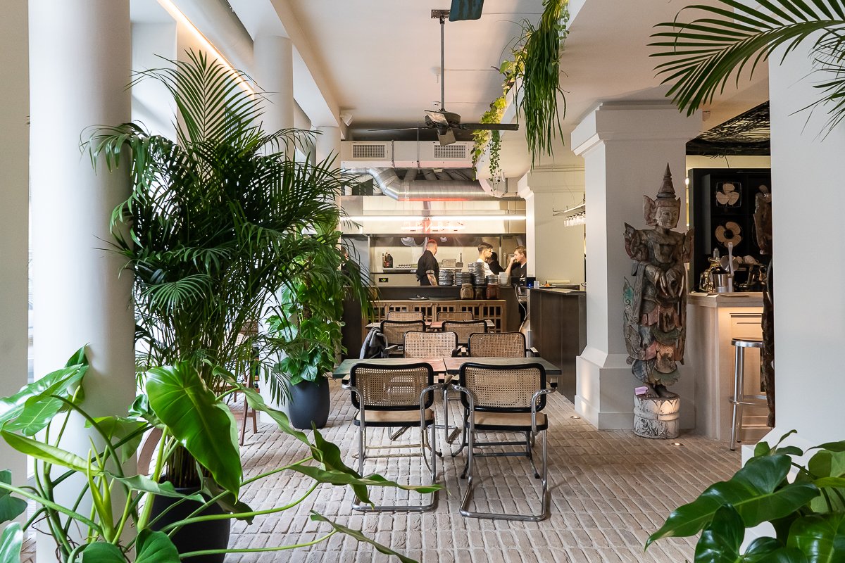 Впрочем, основатели кафе стремятся воссоздать Таиланд не только в интерьере, но и в кухне
