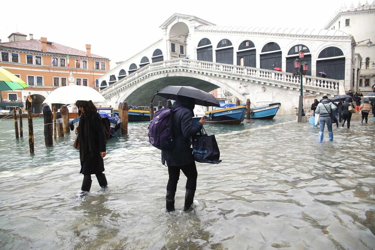 В результате наводнения в Венеции погибли минимум два человека