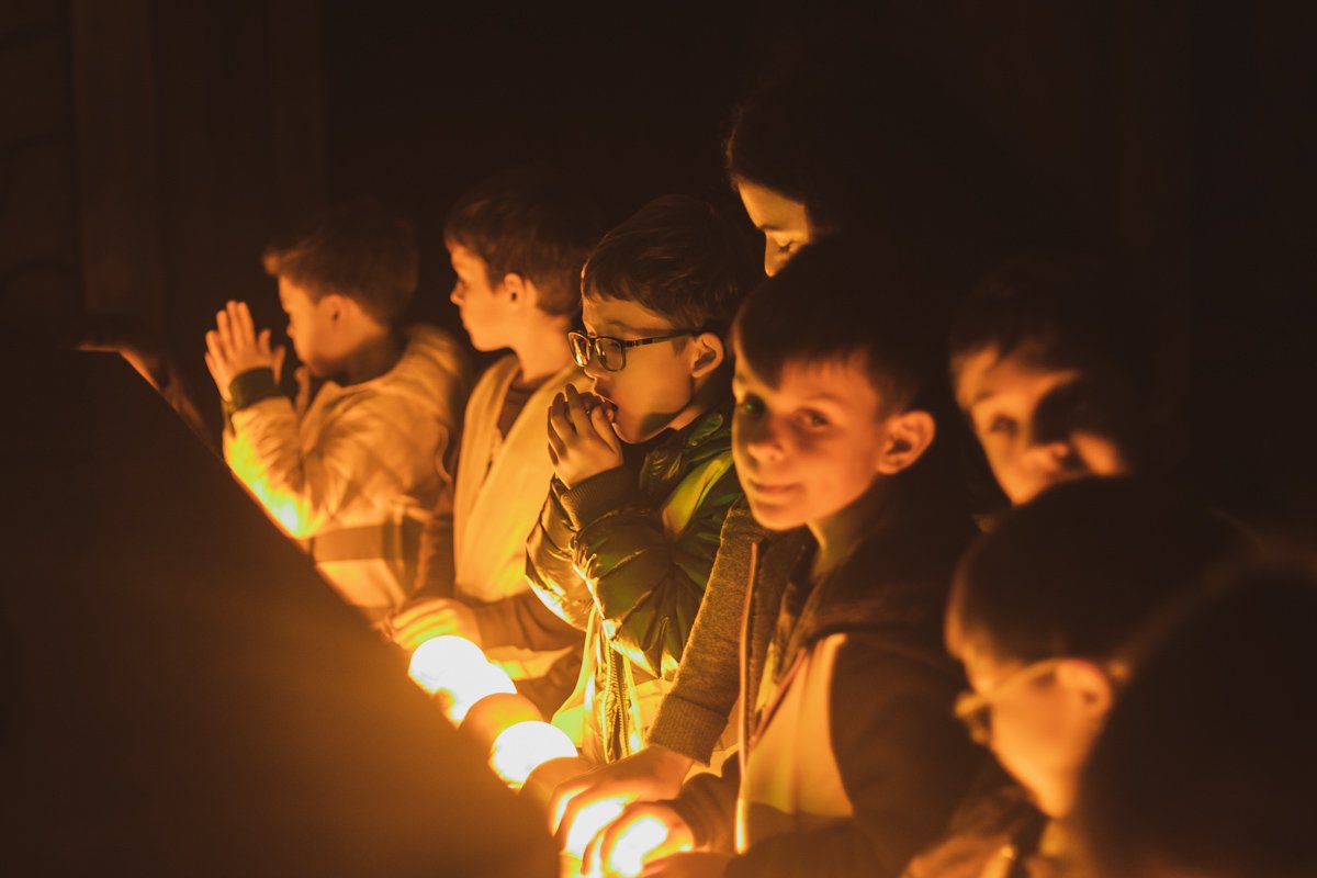 Дети разогревали ладони и прикладывали к шару, чтобы зажечь его